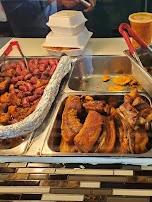 Carnes Fritas Longaniza Chicharrón de Cerdo Fritos Maduros Y Verdes Ensalada de Vegetales